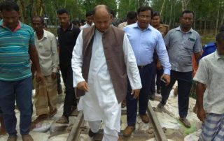 গাইবান্ধায় ক্ষতিগ্রস্ত রেলপথ পরিদর্শন করেছেন রেলমন্ত্রী নুরুল ইসলাম সুজন। গাইবান্ধা, ০২ আগস্ট।