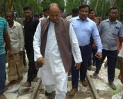 গাইবান্ধায় ক্ষতিগ্রস্ত রেলপথ পরিদর্শন করেছেন রেলমন্ত্রী নুরুল ইসলাম সুজন। গাইবান্ধা, ০২ আগস্ট।