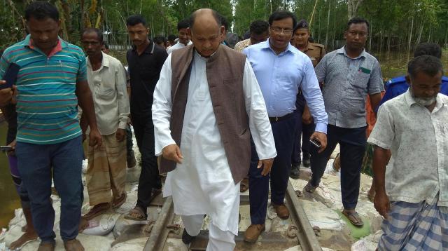 গাইবান্ধায় ক্ষতিগ্রস্ত রেলপথ পরিদর্শন করেছেন রেলমন্ত্রী নুরুল ইসলাম সুজন। গাইবান্ধা, ০২ আগস্ট।